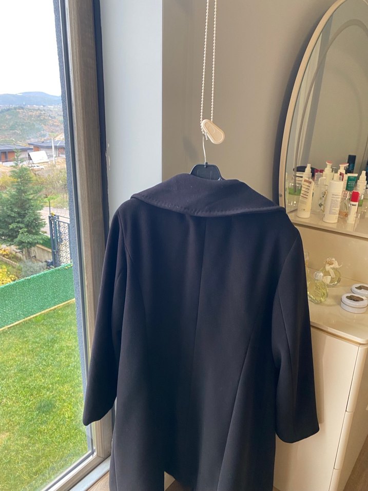 Düğmeli Siyah Kaban - Görsel 3