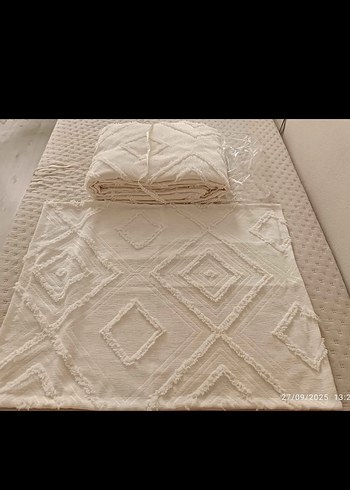 İşlemeli Beyaz Yatak Örtüsü - Görsel 2