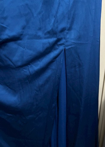 Mavi Saten Yuvarlak Yaka Yırtmaçlı Uzun Abiye Elbise - Görsel 3