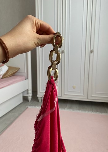 Fuşya pembe diz altı büzgülü tek zincir omuz dar elbise - Görsel 4