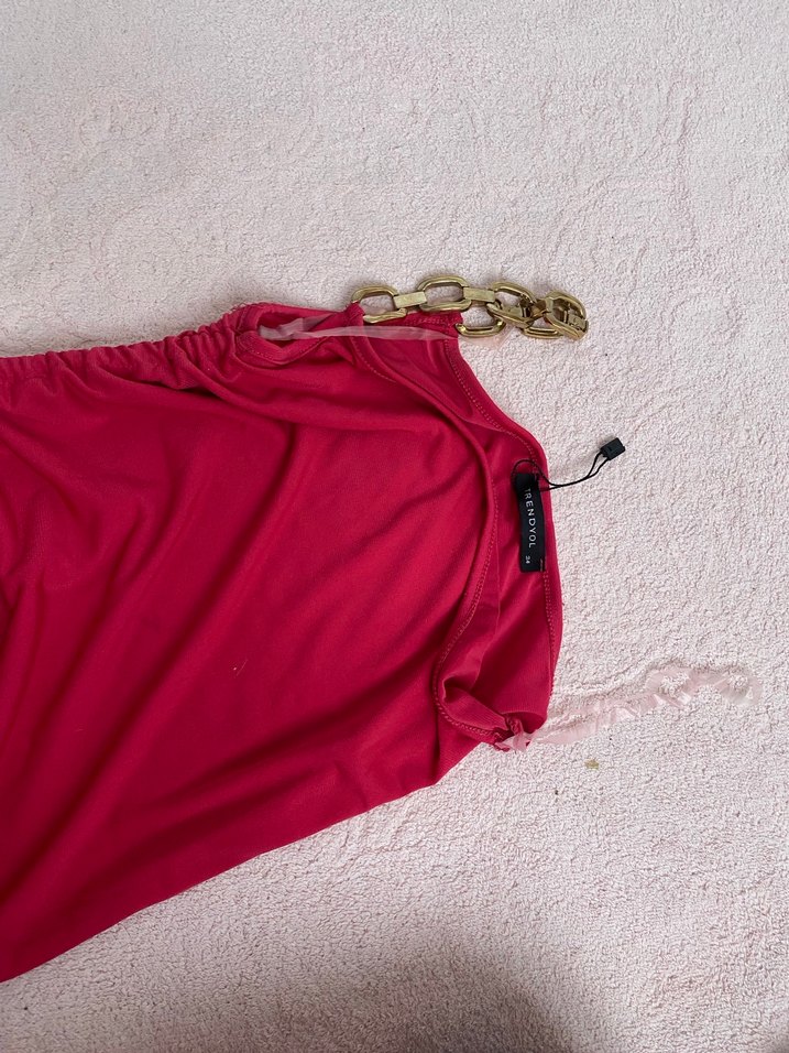 Fuşya pembe diz altı büzgülü tek zincir omuz dar elbise - Görsel 3