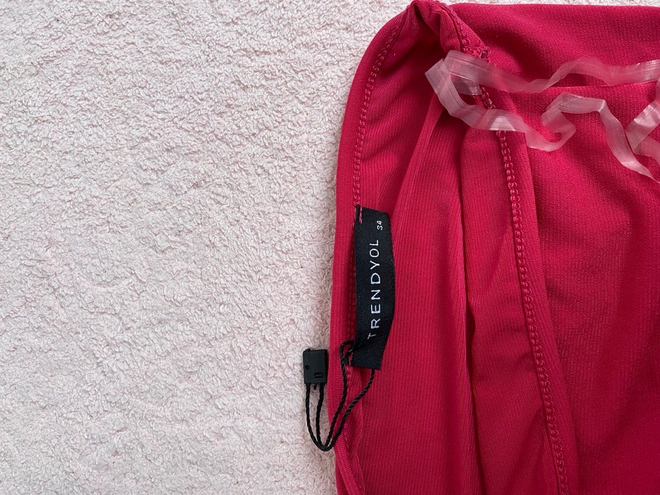 Fuşya pembe diz altı büzgülü tek zincir omuz dar elbise - Görsel 5