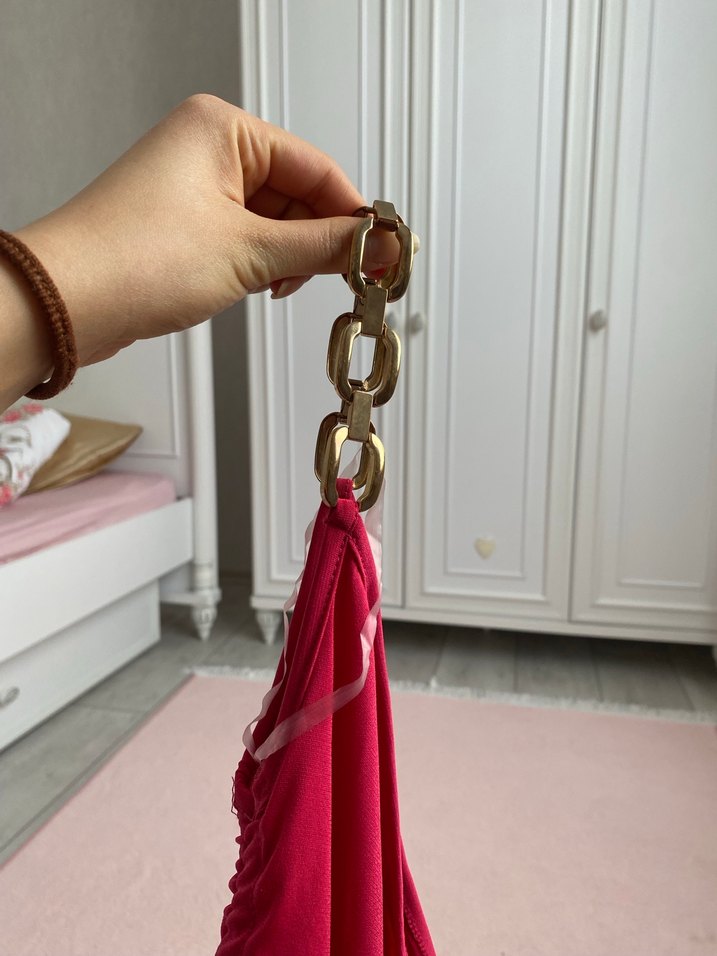 Fuşya pembe diz altı büzgülü tek zincir omuz dar elbise - Görsel 4