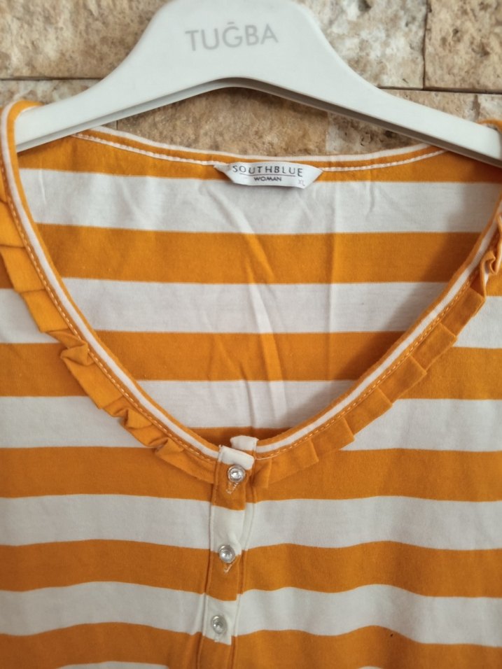 Düğmeli Sarı Çizgili Kadın Tişört - Görsel 3