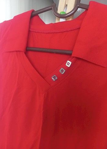 Düğme Detayli Kırmızı V Yaka Kolsuz Kadın Bluz - Görsel 2