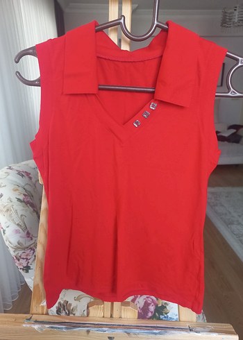 Düğme Detayli Kırmızı V Yaka Kolsuz Kadın Bluz - Görsel 4