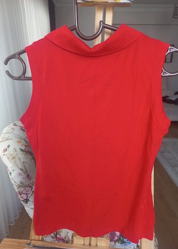 Düğme Detayli Kırmızı V Yaka Kolsuz Kadın Bluz - Görsel 3