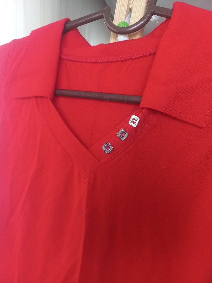 Düğme Detayli Kırmızı V Yaka Kolsuz Kadın Bluz - Görsel 2