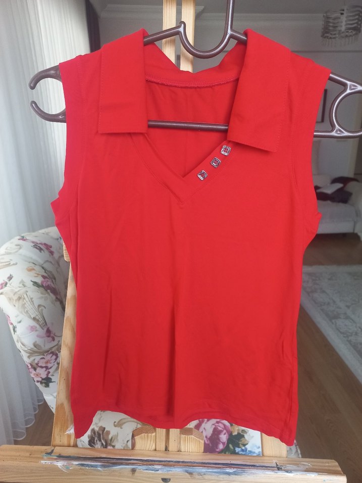 Düğme Detayli Kırmızı V Yaka Kolsuz Kadın Bluz - Görsel 4