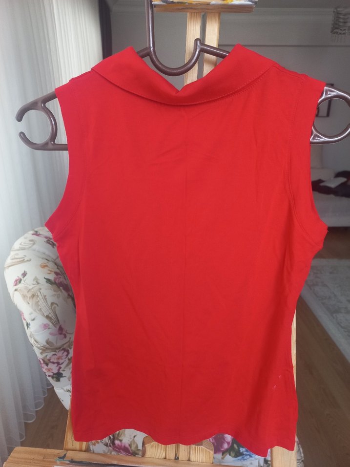 Düğme Detayli Kırmızı V Yaka Kolsuz Kadın Bluz - Görsel 3