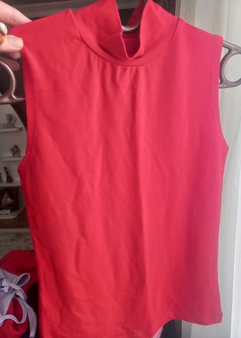 Kırmızı Yüksek Yakalı Kolsuz Kadın Bluz - Görsel 4