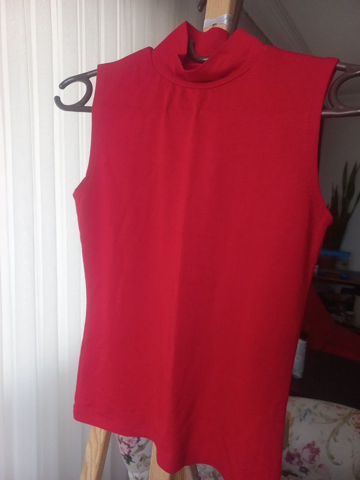 Kırmızı Yüksek Yakalı Kolsuz Kadın Bluz - Görsel 3