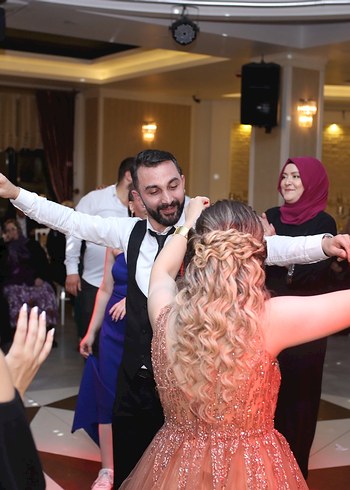 Gold Payetli Midi Abiye Elbise - Görsel 3