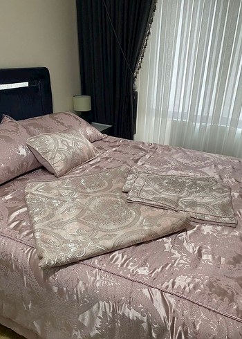 İşlemeli Parlak Pembe Yatak Örtüsü - Görsel 2