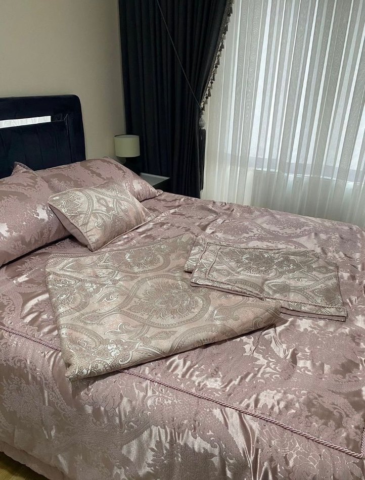 İşlemeli Parlak Pembe Yatak Örtüsü - Görsel 2