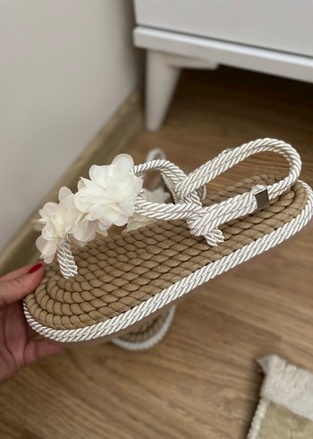Çiçek Detaylı Bohem Beyaz Kadın Dolgu Topuk Sandalet - Görsel 2