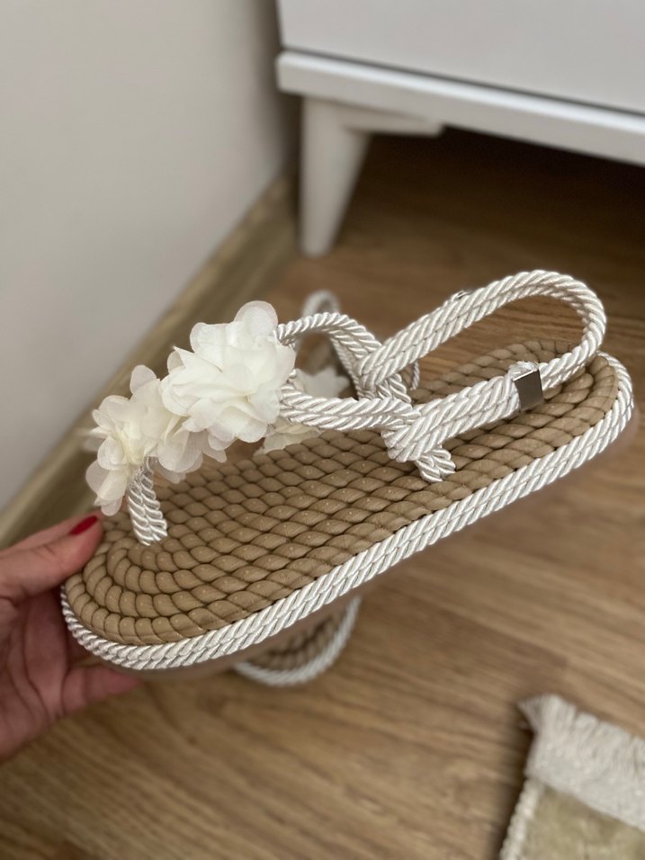 Çiçek Detaylı Bohem Beyaz Kadın Dolgu Topuk Sandalet - Görsel 2