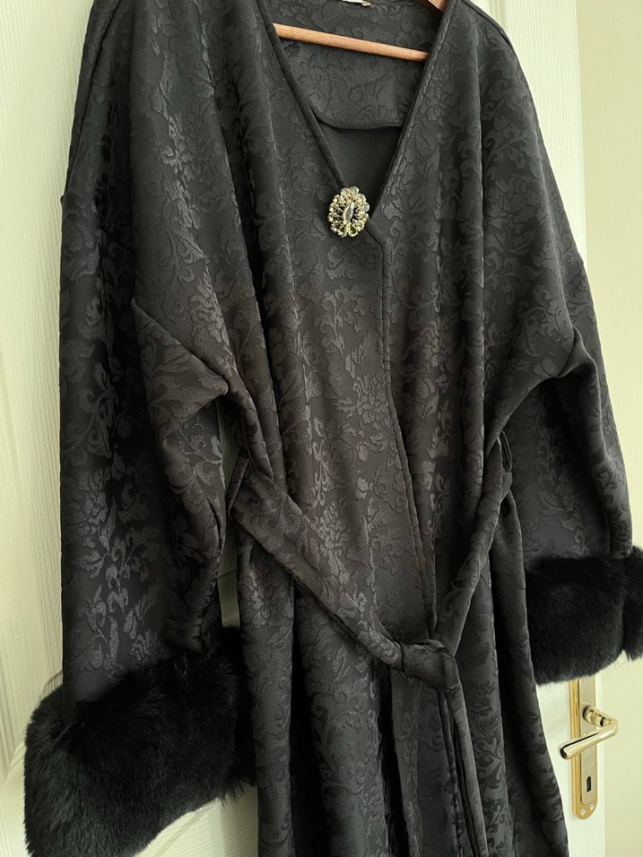 Siyah Kürklü Uzun Kadın Kaban - Görsel 2