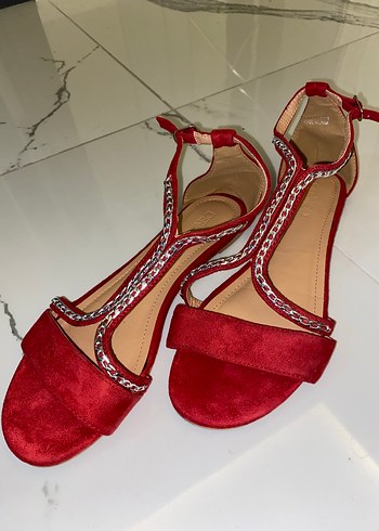 Kırmızı Zincir Detaylı Süet Sandalet - Görsel 2