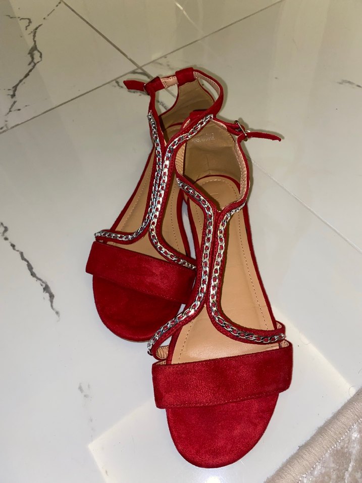 Kırmızı Zincir Detaylı Süet Sandalet - Görsel 3
