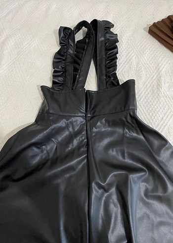 Siyah Deri Volanlı Midi Salopet - Görsel 3