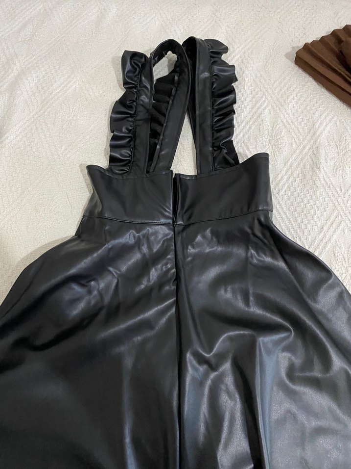 Siyah Deri Volanlı Midi Salopet - Görsel 3