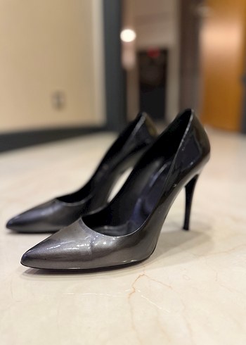 Parlak Gri Yılan Desenli Stiletto Topuklu Ayakkabı - Görsel 2