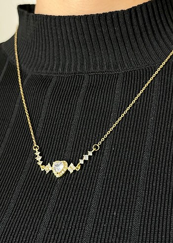 Altın Renkli Kalp Detaylı Çelik Kolye - Görsel 3