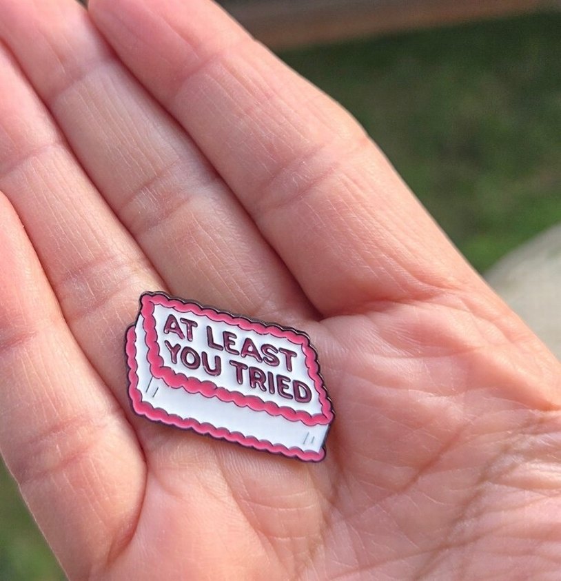 Pasta ve Müziksever Kedi: İkonik Rozet Pin Seti - Görsel 3