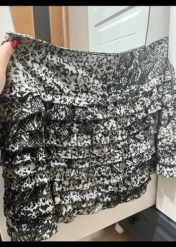 Gri Yılan Desenli Fırfırlı Mini Etek - Görsel 3