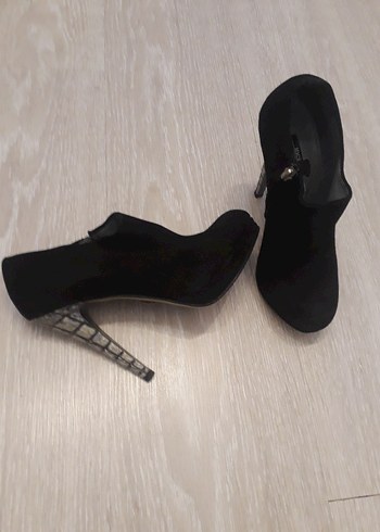 Siyah Bantlı Dolgu Topuklu Kadın Bot - Görsel 2