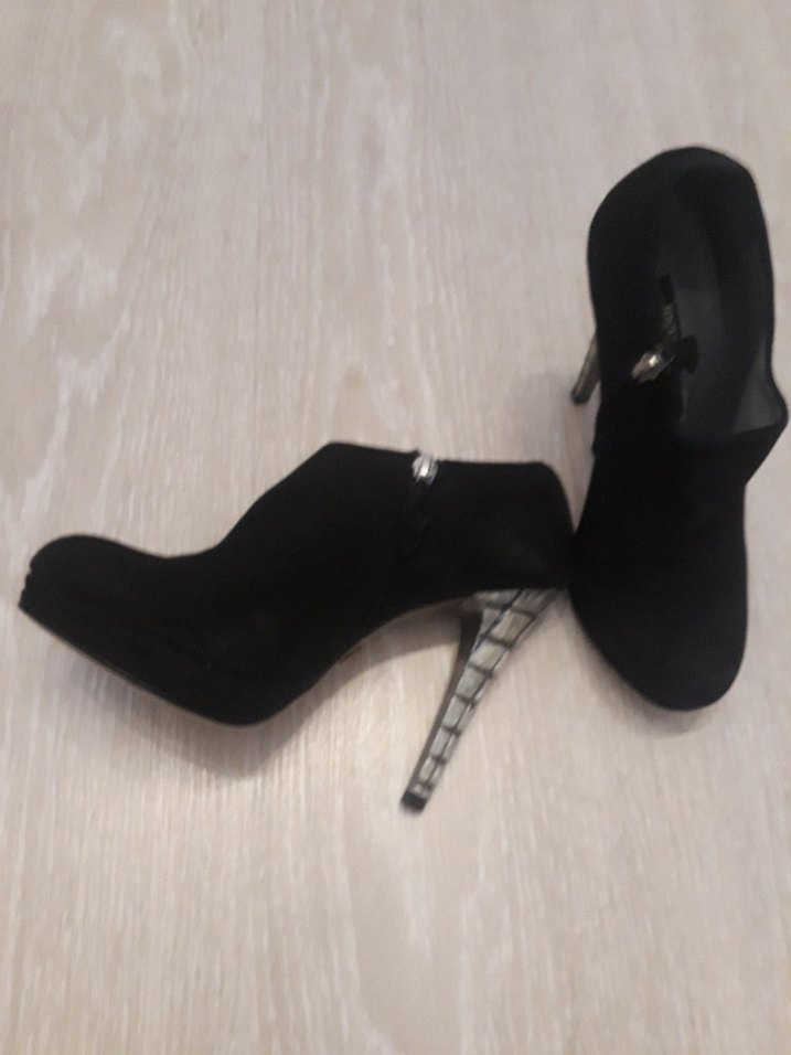 Siyah Bantlı Dolgu Topuklu Kadın Bot - Görsel 5