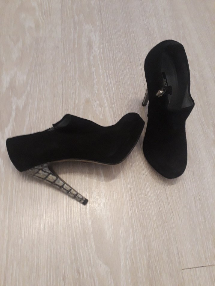 Siyah Bantlı Dolgu Topuklu Kadın Bot - Görsel 2