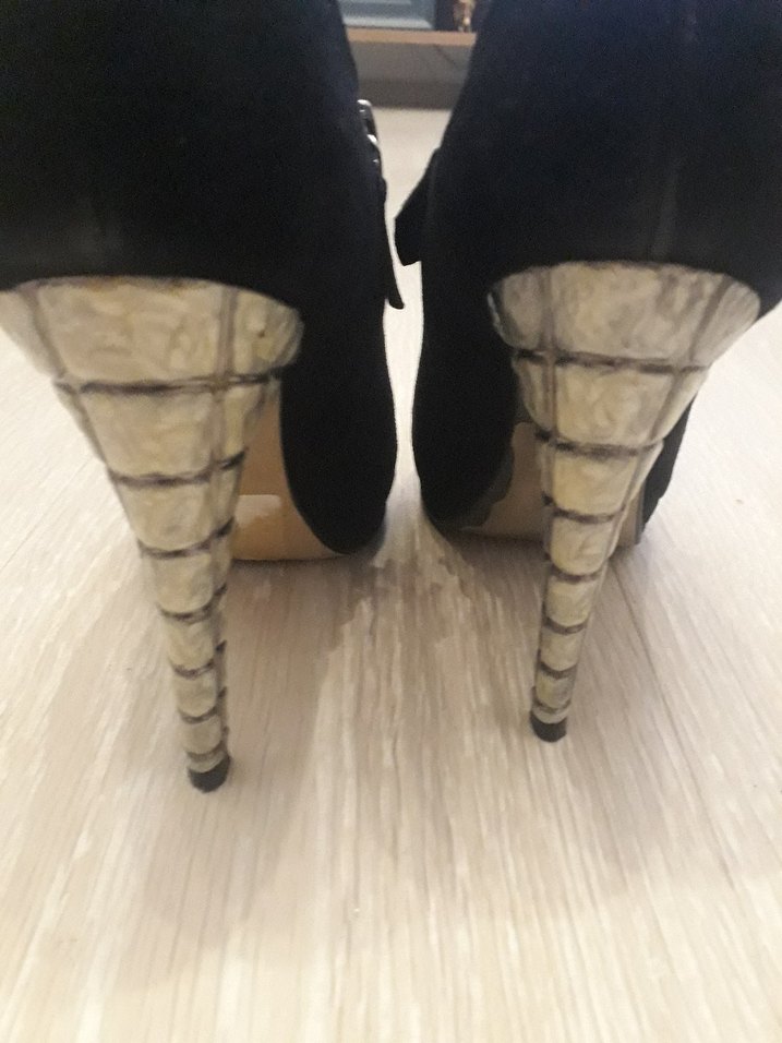 Siyah Bantlı Dolgu Topuklu Kadın Bot - Görsel 3