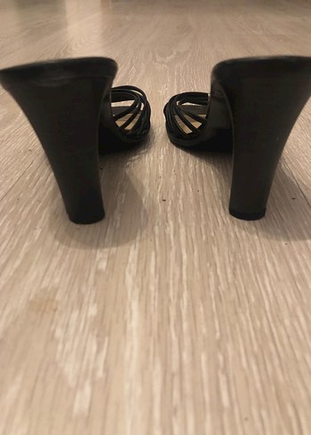 Tokalı Siyah İnce Topuklu Kadın Terliği - Görsel 3