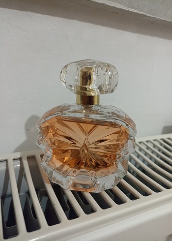 Kadın Parfümü Şık Cam Şişede - Görsel 3