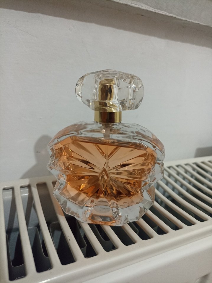 Kadın Parfümü Şık Cam Şişede - Görsel 3