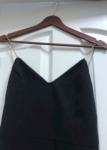 Zincir Detaylı Siyah Uzun V Yaka Elbise - Görsel 2