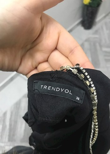 Zincir Detaylı Siyah Uzun V Yaka Elbise - Görsel 3