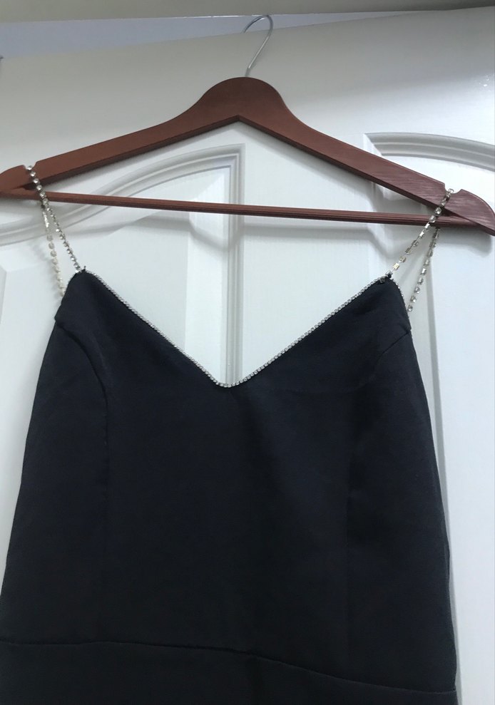 Zincir Detaylı Siyah Uzun V Yaka Elbise - Görsel 2