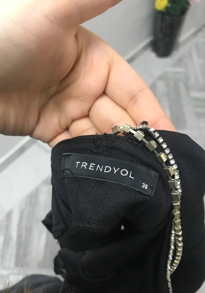 Zincir Detaylı Siyah Uzun V Yaka Elbise - Görsel 3