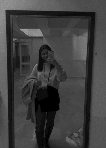 Siyah Mini Etek, Ön Yırtmaçlı, Sade Şıklık - Görsel 3