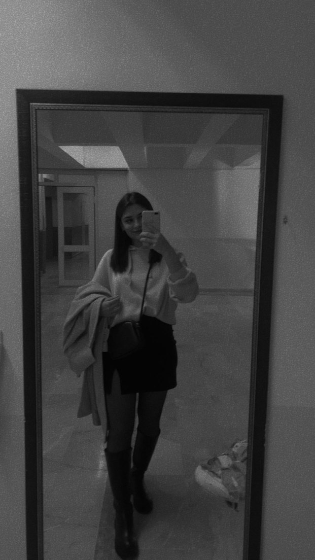 Siyah Mini Etek, Ön Yırtmaçlı, Sade Şıklık - Görsel 3