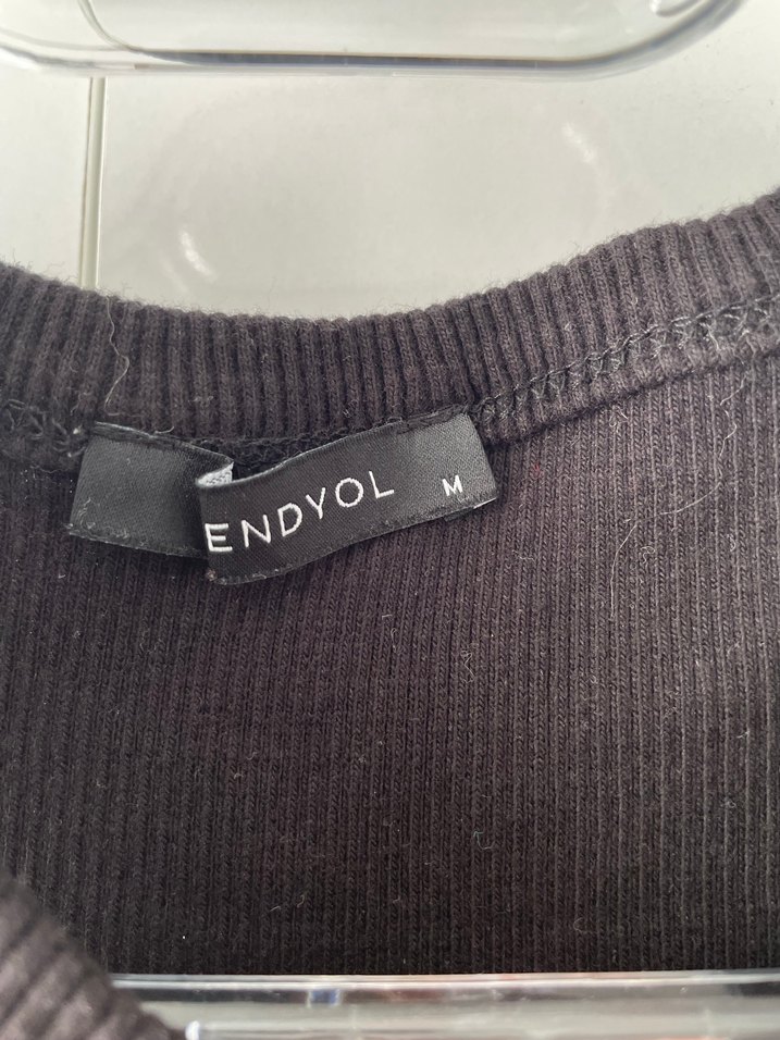 Siyah Yüksek Yakalı Kadın Atlet - Görsel 3