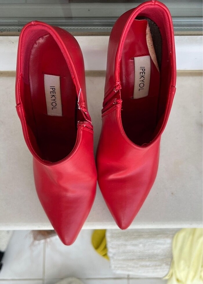 Kırmızı topuklu kadın bot - Görsel 2