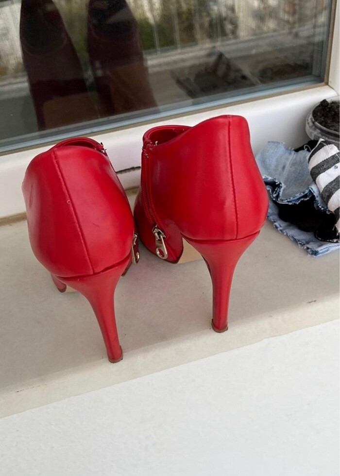 Kırmızı topuklu kadın bot - Görsel 4