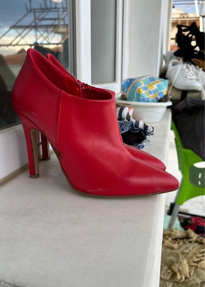 Kırmızı topuklu kadın bot - Görsel 3