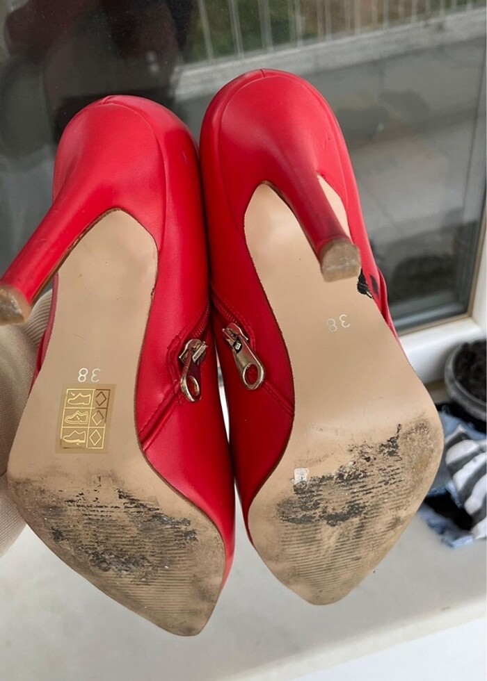 Kırmızı topuklu kadın bot - Görsel 5