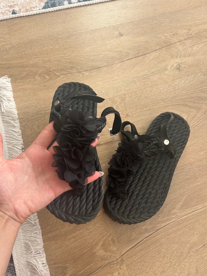 Siyah Fırfırlı Kadın Dolgu Topuk Sandalet - Görsel 2