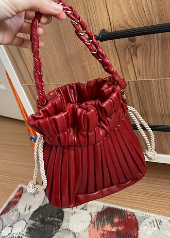 Pilise Detaylı Parlak Kırmızı Deri Kadın Çanta - Görsel 5